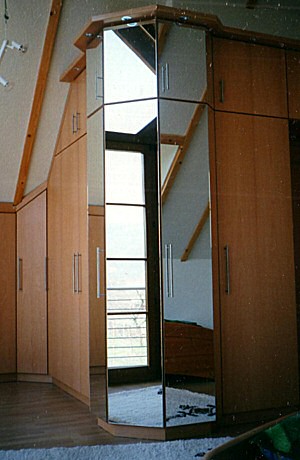 Einbau-Schlafzimmermöbel Buche mit Spiegeltüren